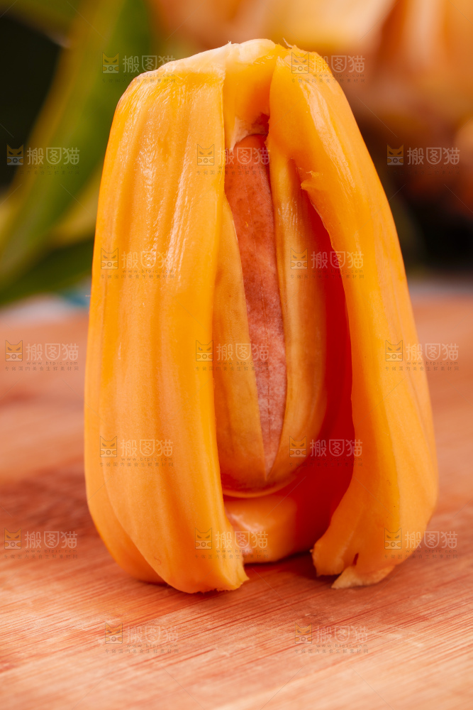 木板上放着红肉菠萝蜜