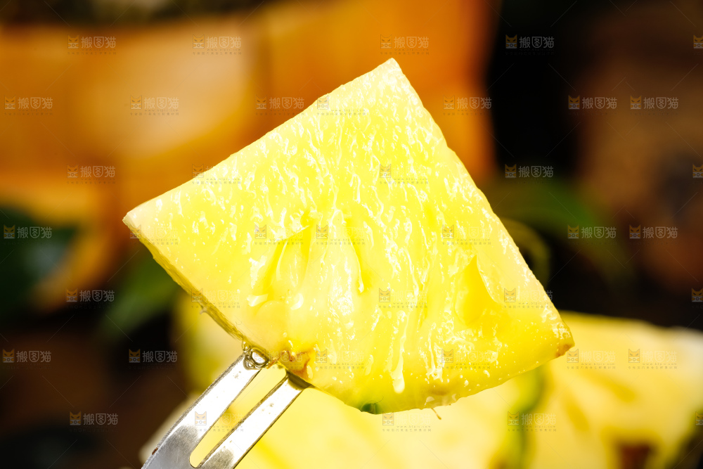 叉子上叉着小菠萝果肉