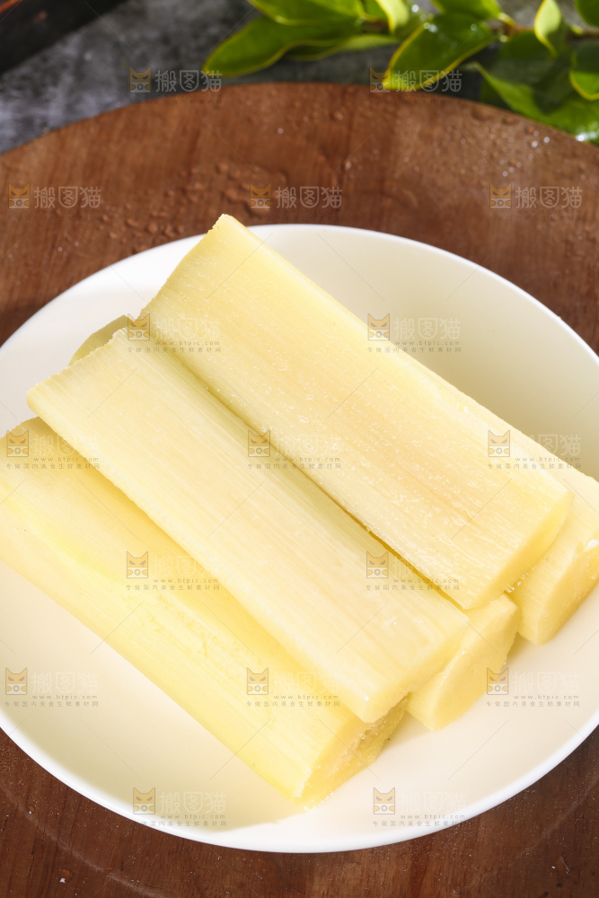 盘子里装着广西黑皮甘蔗