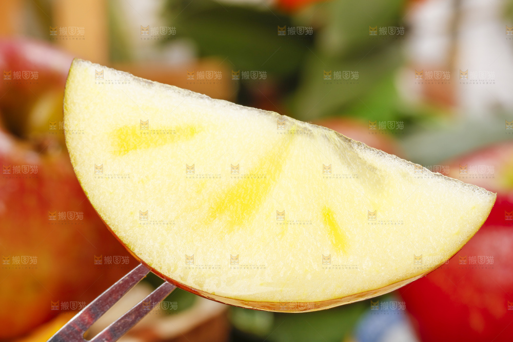 叉子上叉着苹果果肉
