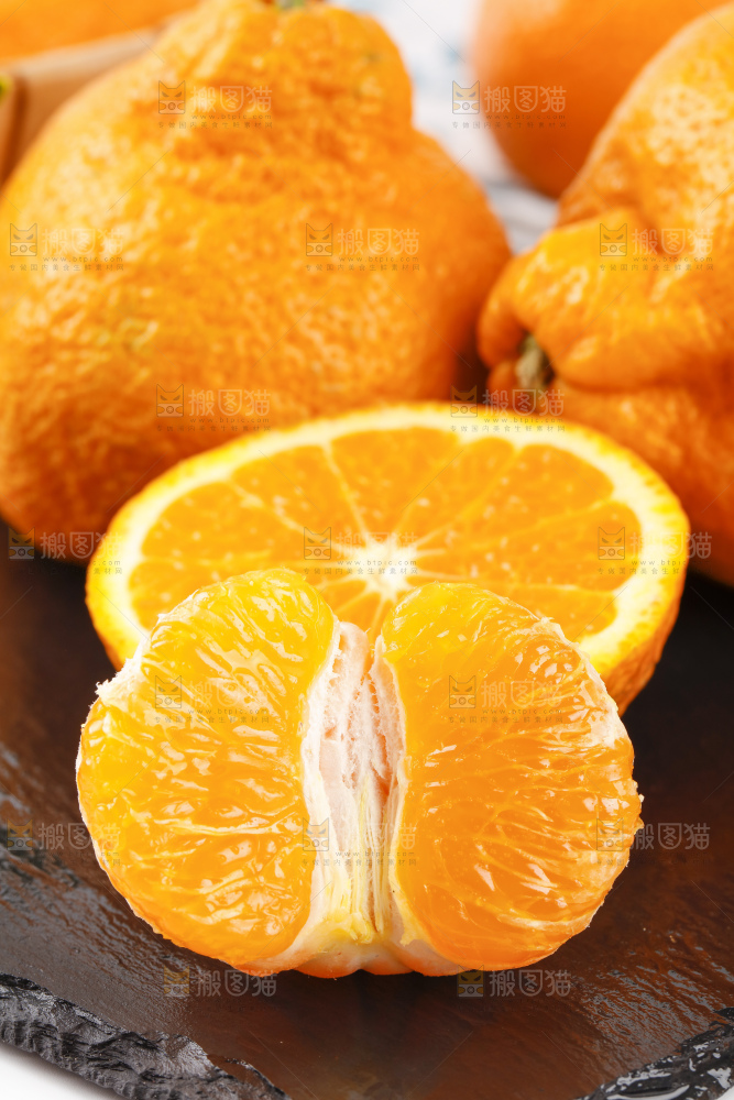 黑石板上放着四川丑橘