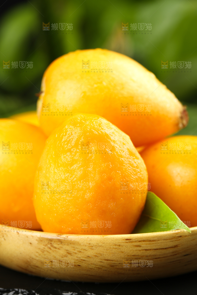 黑石板上放着米易枇杷