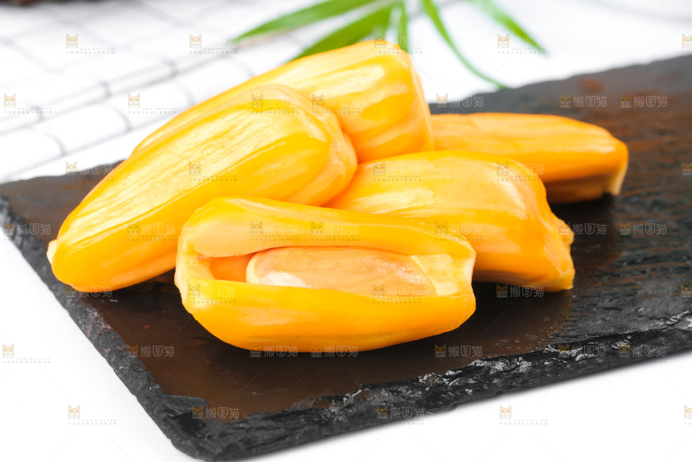 黑石板上的越南红心菠萝蜜