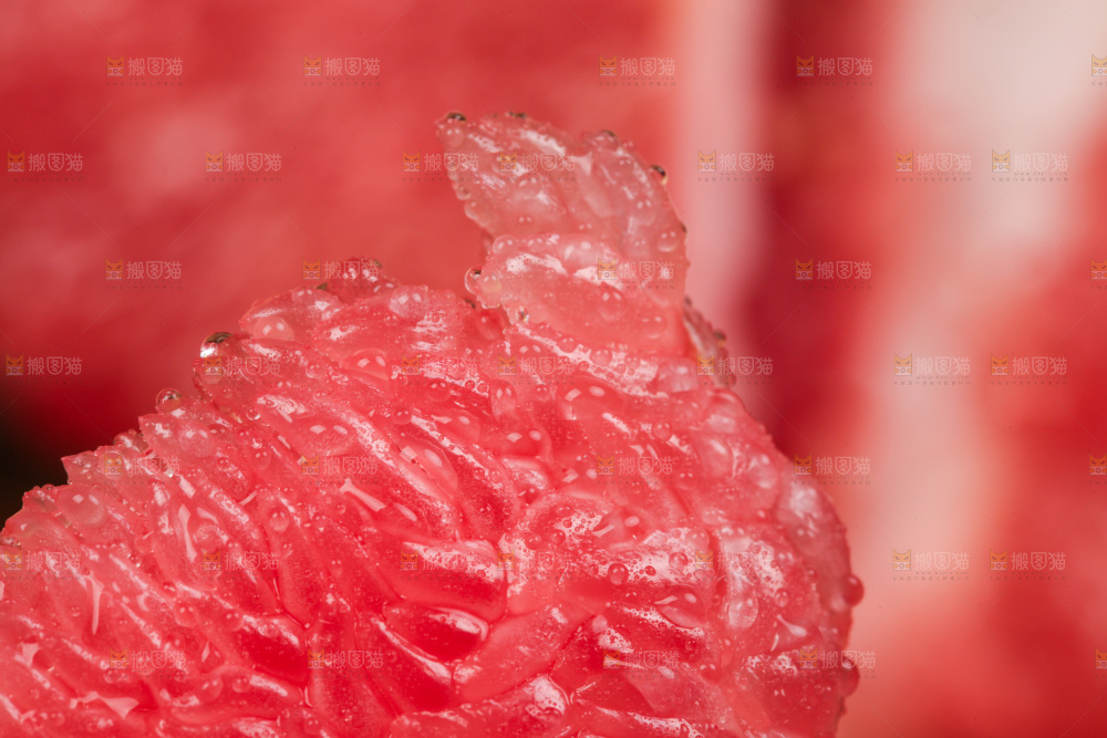 深底上放着红心蜜柚