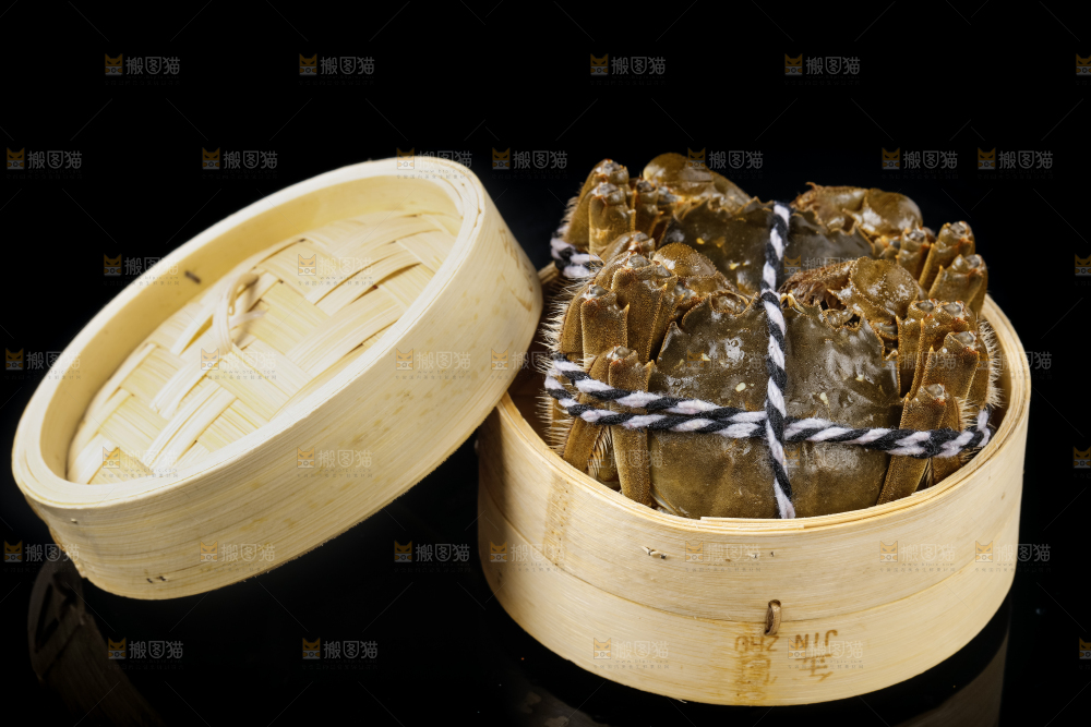 蒸笼里放着螃蟹