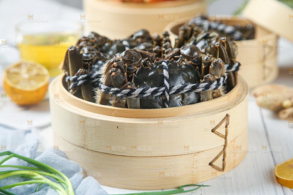 蒸笼里放着鲜活螃蟹