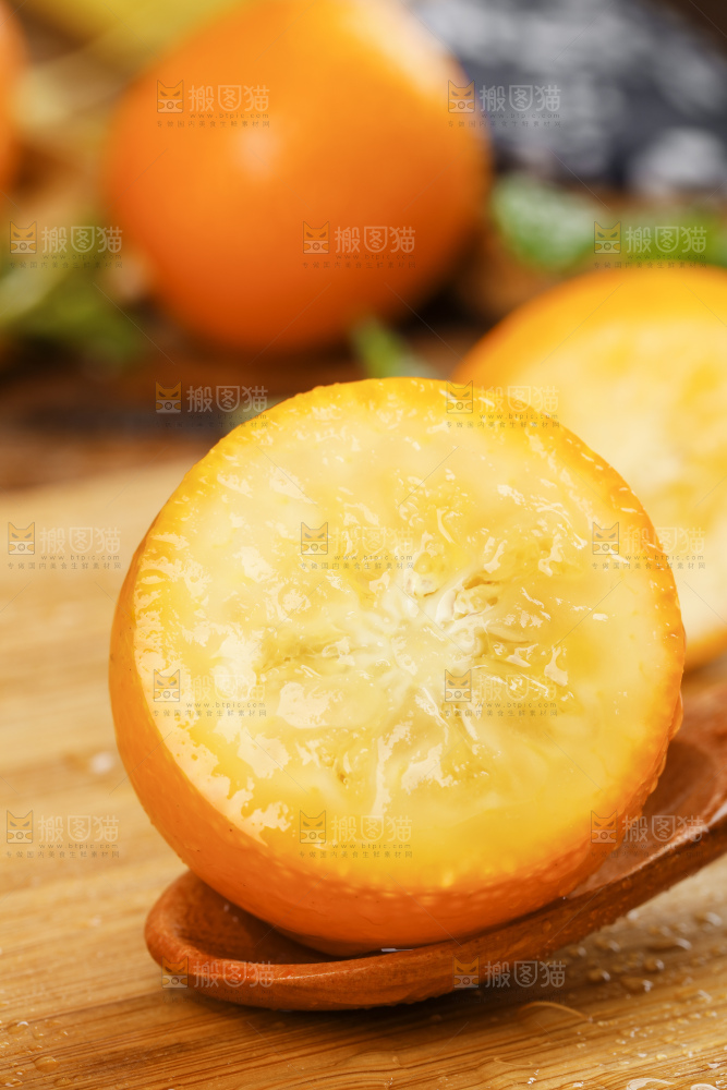 木板上的新鲜金钱桔