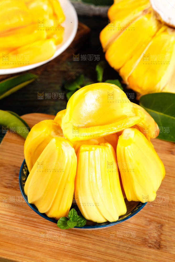 木板上摆放着黄肉菠萝蜜