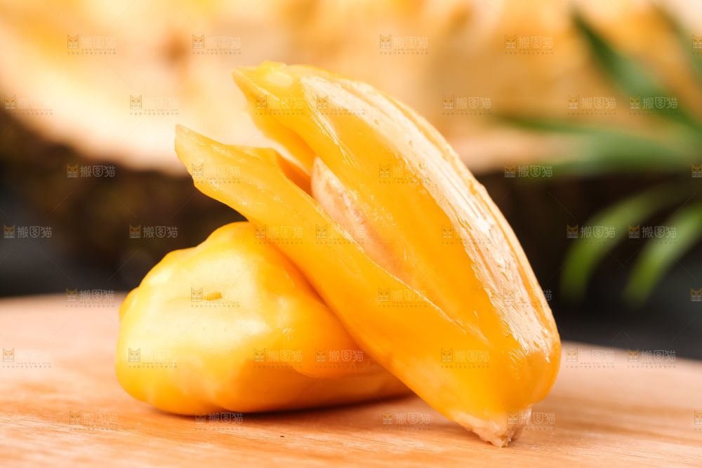 木板上放着红肉菠萝蜜