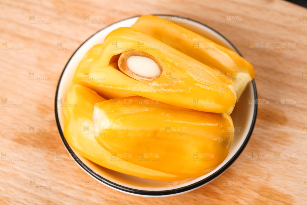 木板上放着红肉菠萝蜜