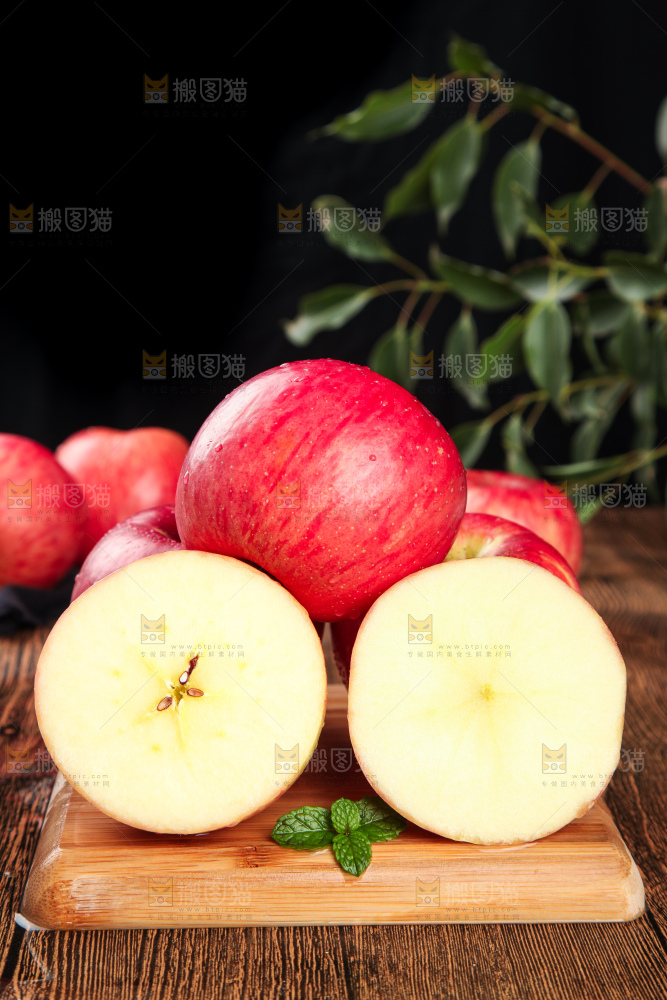 木板上的红苹果