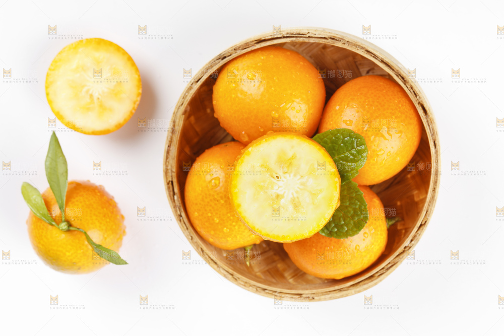 白底上的金钱橘