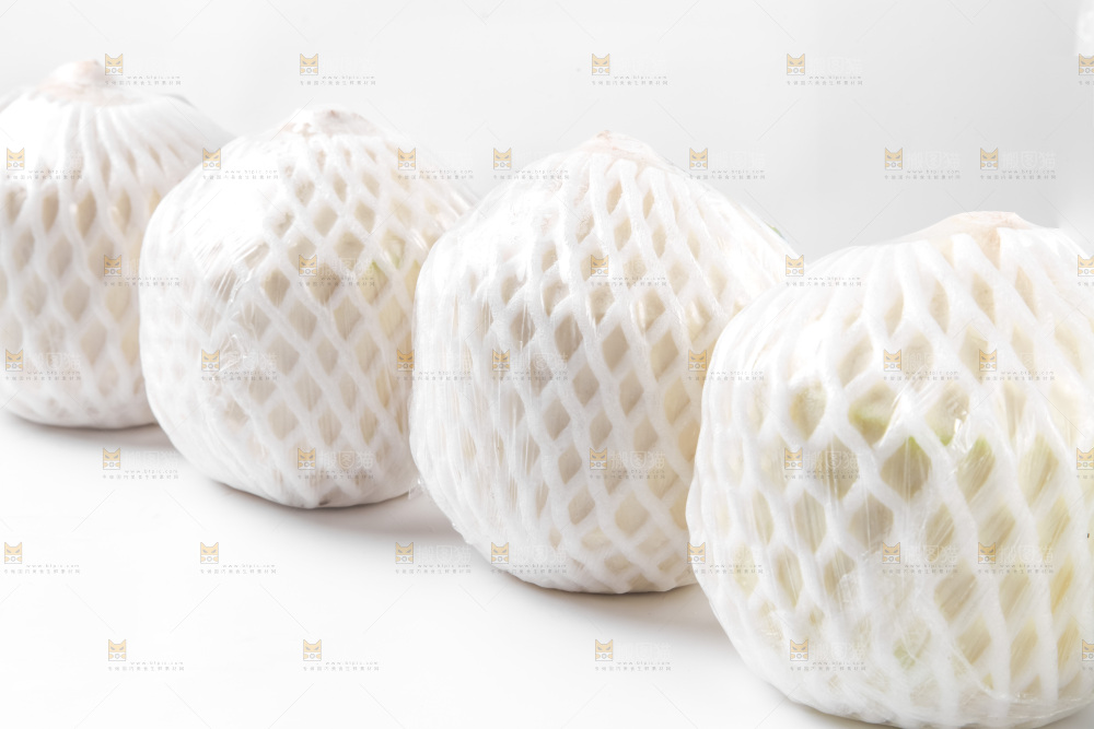 白底上放着青椰子