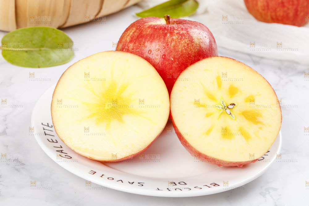 盘子里的新鲜苹果