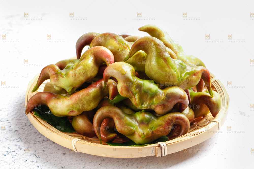 篮子里装着洪湖菱角