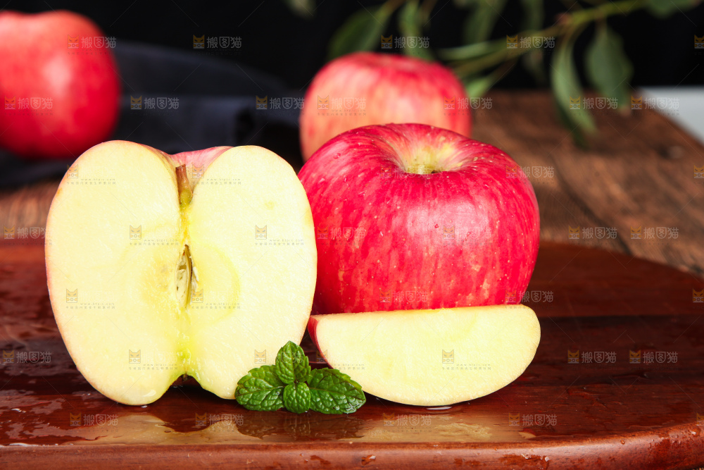 木底上摆放着洛川红富士