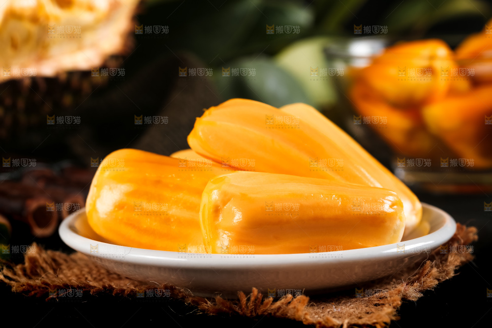 盘子里装着新鲜菠萝蜜