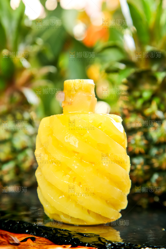 黑石板上的新鲜小菠萝