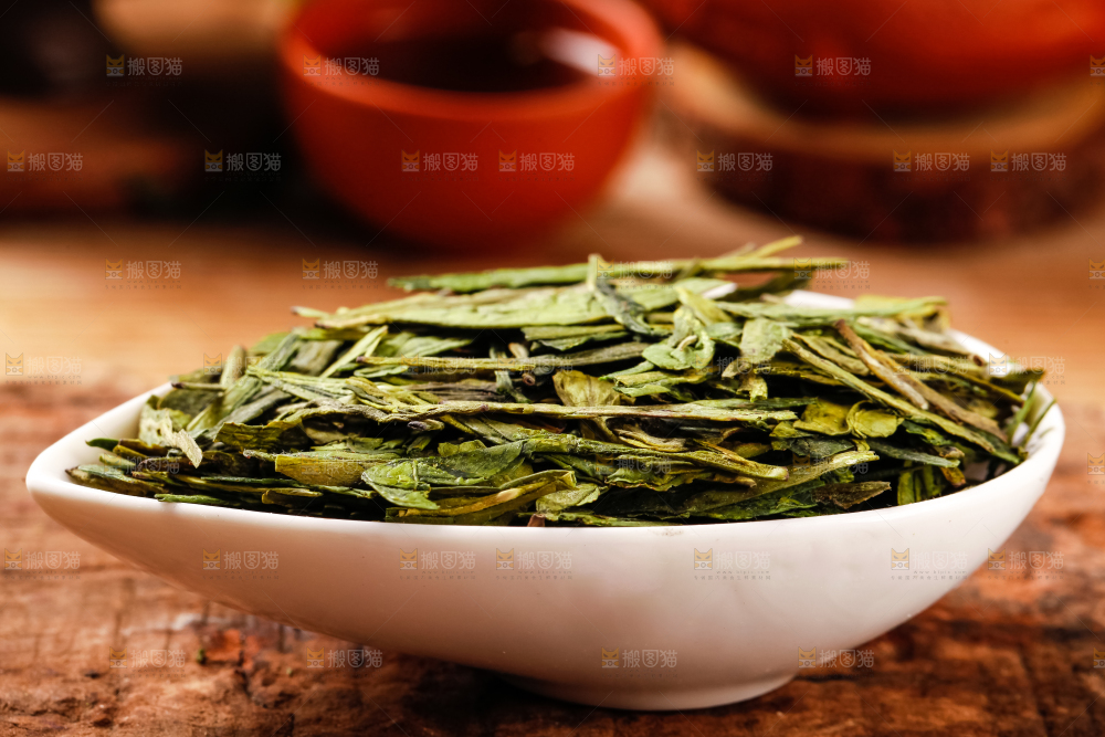 碟子里装着绿茶叶