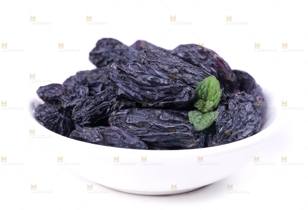 白底上的新疆葡萄干