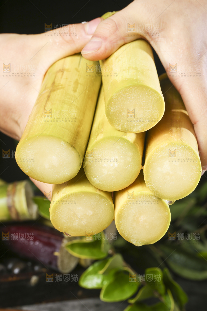手里拿着黄皮甘蔗