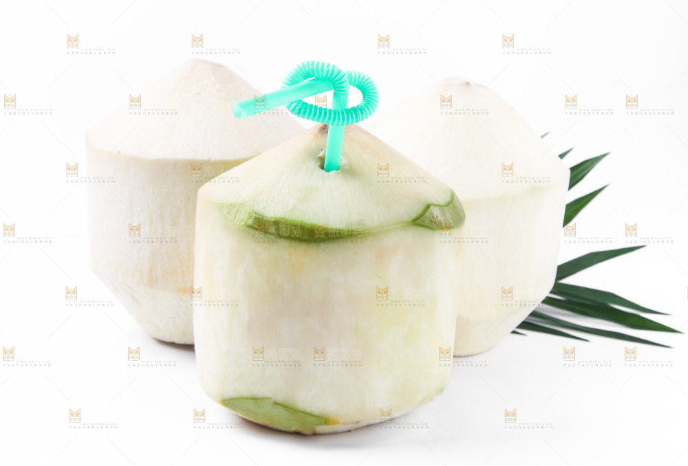 浅底上摆放着椰青