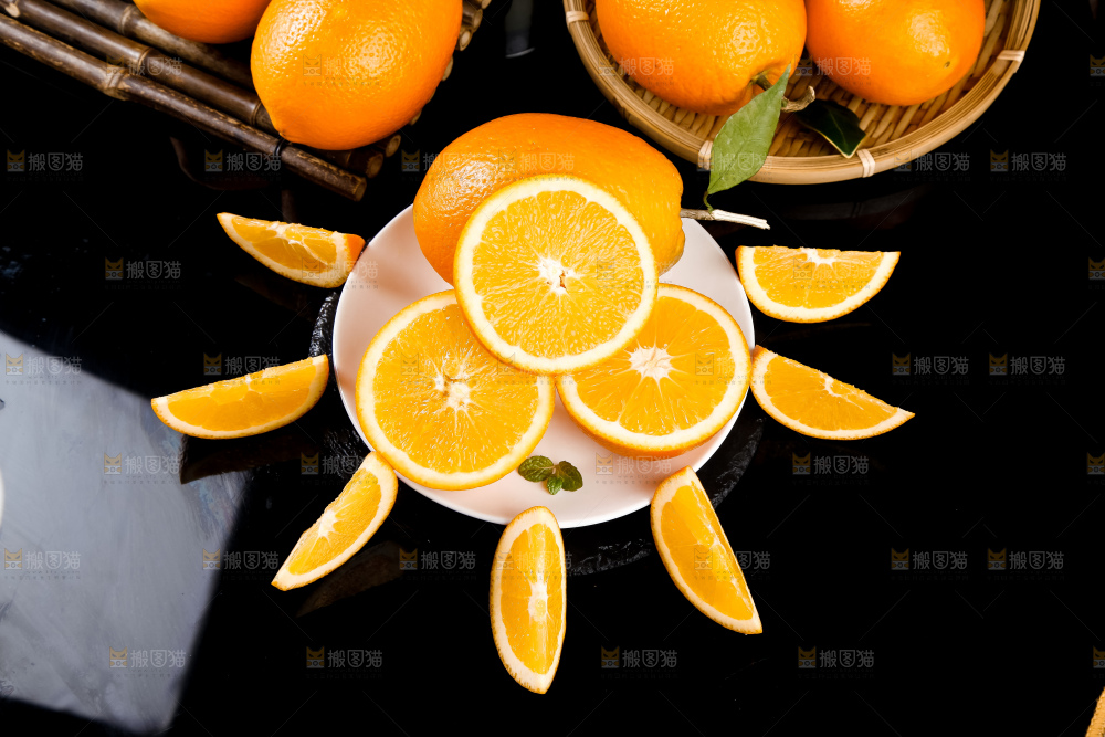 盘子里装着橙子果肉