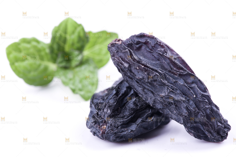白底上的新疆葡萄干