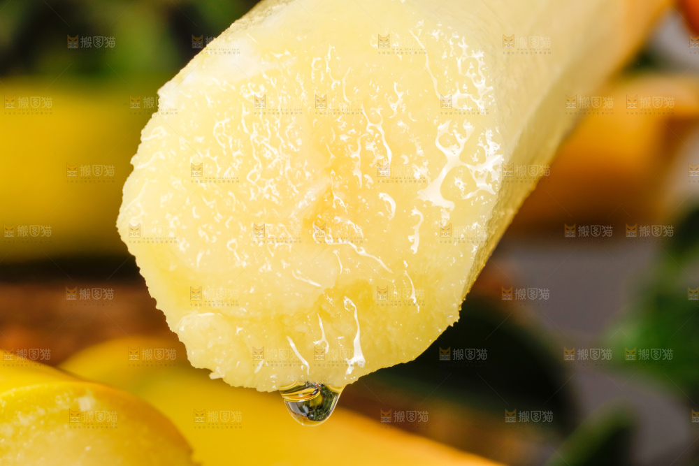 手里拿着新鲜甘蔗