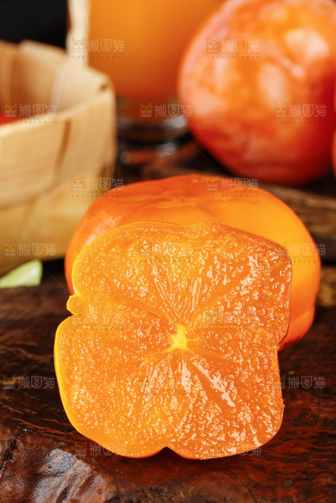 木板上摆放着易县磨盘柿子