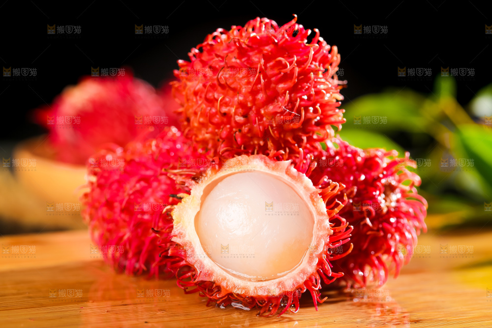 木板上放着新鲜红毛丹