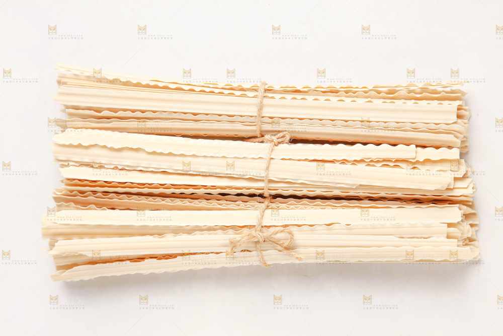 白底上摆着宽面