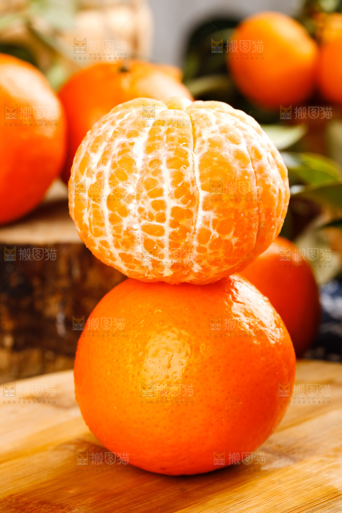 木板上摆放着广西沃柑