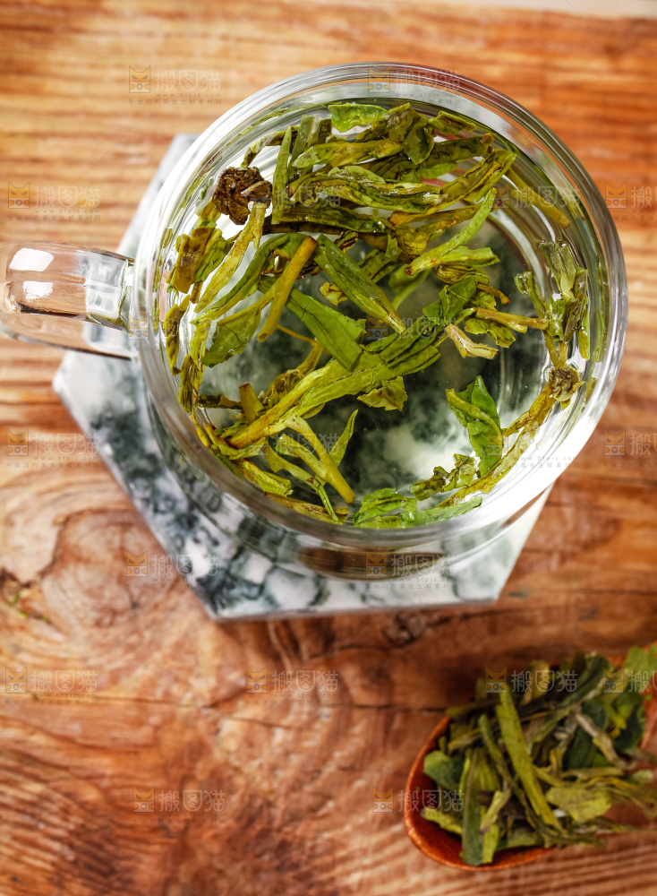 杯子里泡着龙井茶