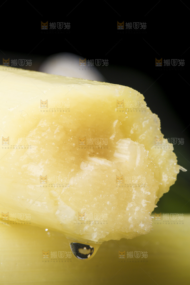 黑石板上的甜甘蔗