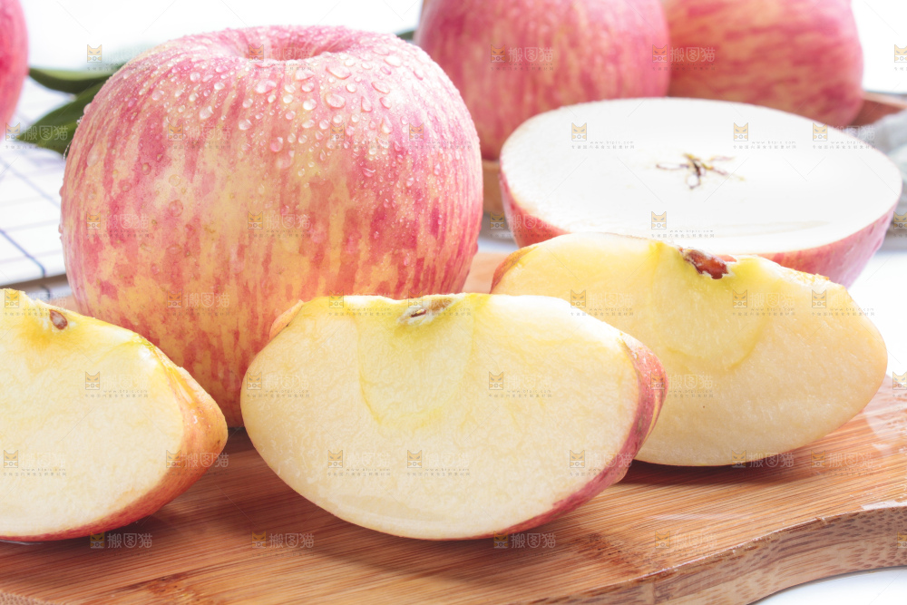 木底上的红苹果