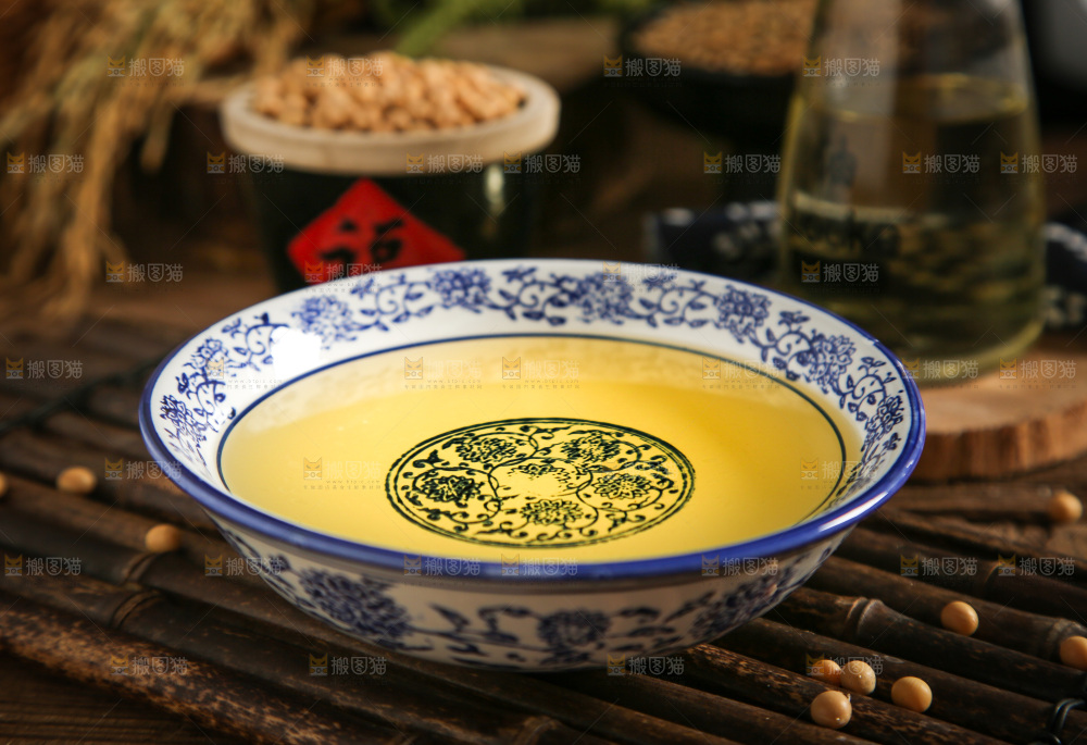 碗里装着食用油