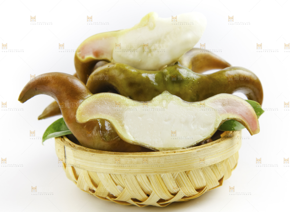 篮子里装着洪湖菱角