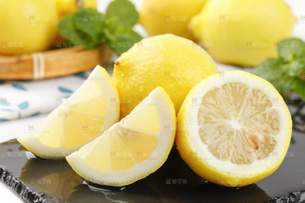 黑石板上的黄柠檬