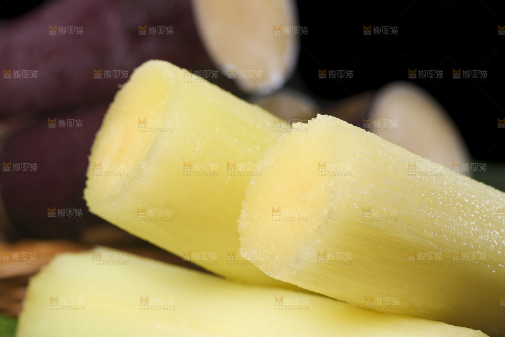 黑石板上的甜甘蔗