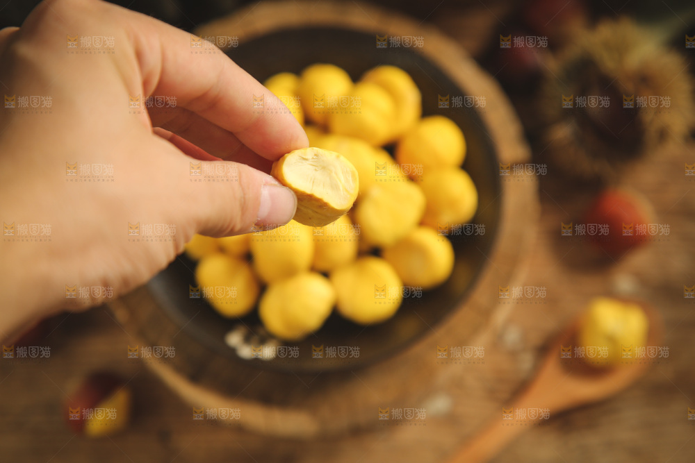碟子里的生板栗
