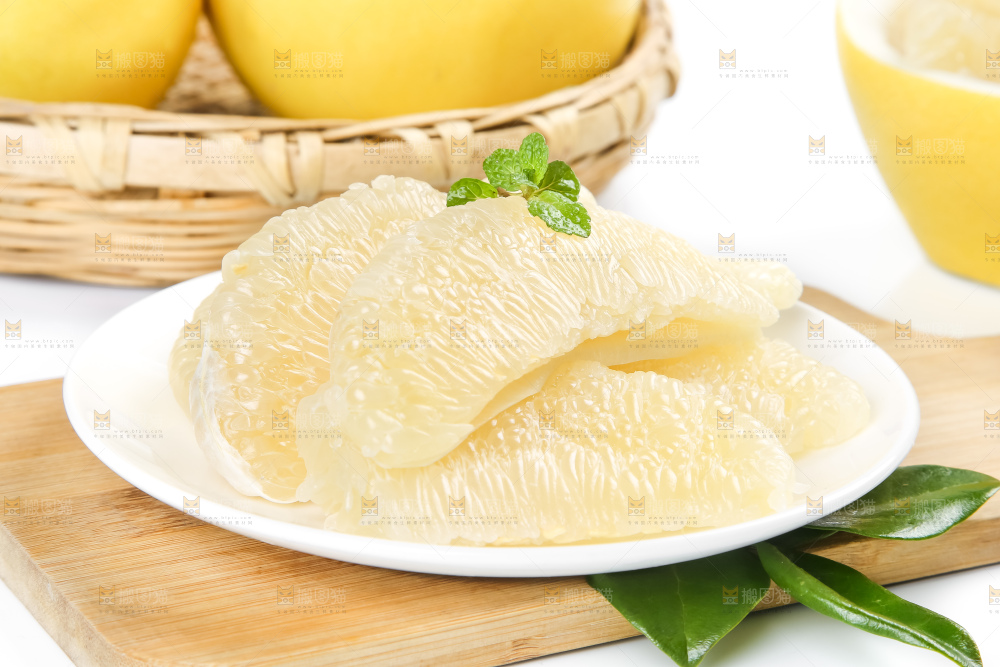 盘子里装着柚子果肉