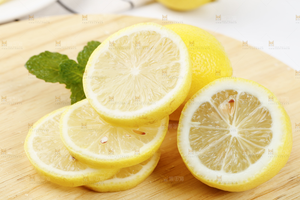 木板上放着安岳黄柠檬