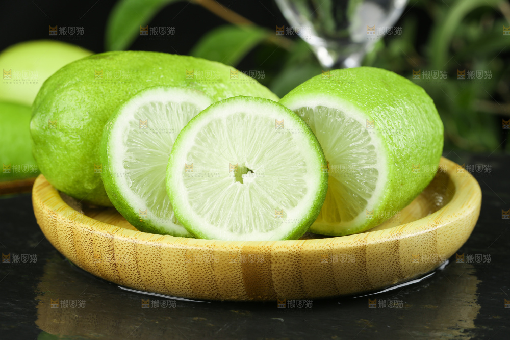 黑石板上的无籽香水柠檬