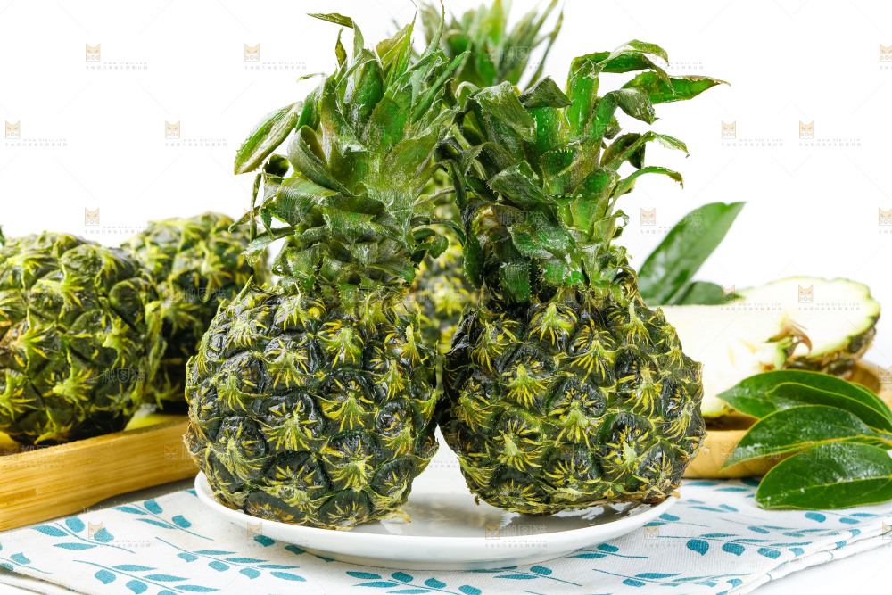 盘子里的泰国去皮小菠萝