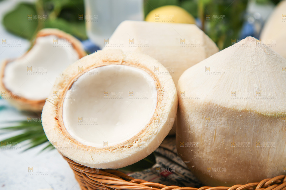 篮子里装着青椰子