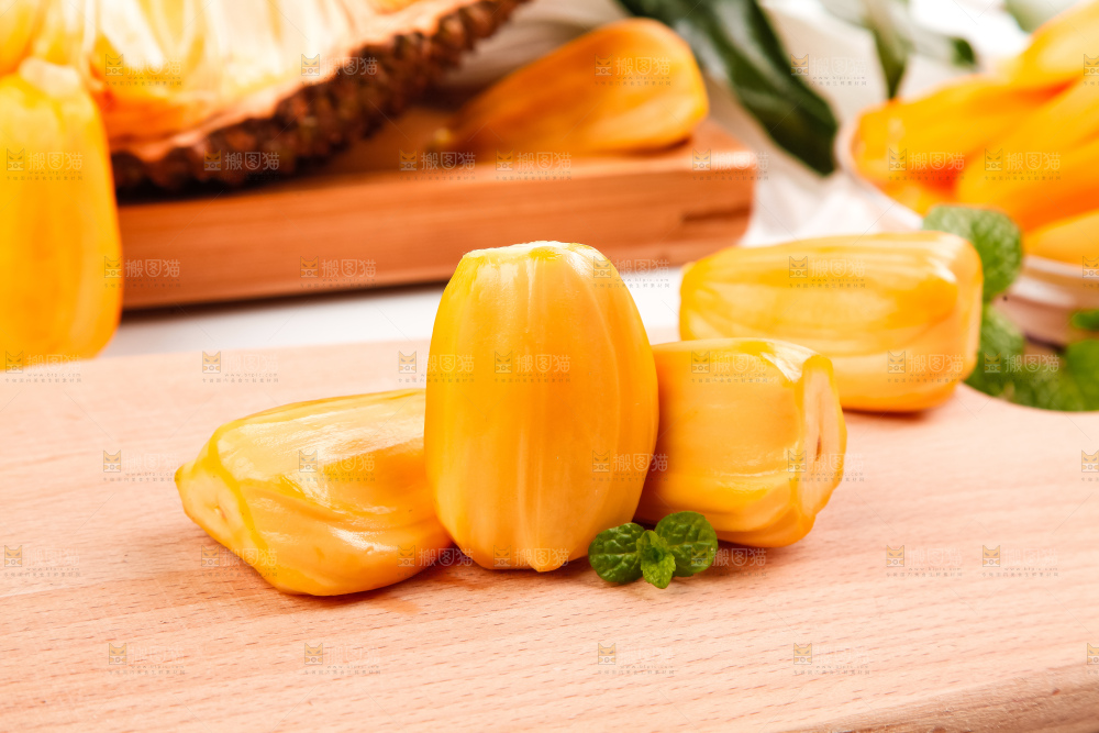 木板上的红肉菠萝蜜