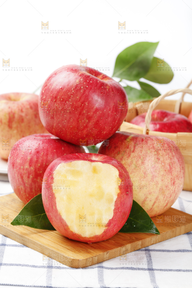 木板上的红富士苹果