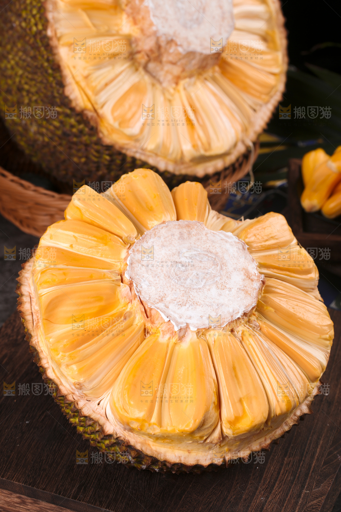 木板上放着红肉菠萝蜜