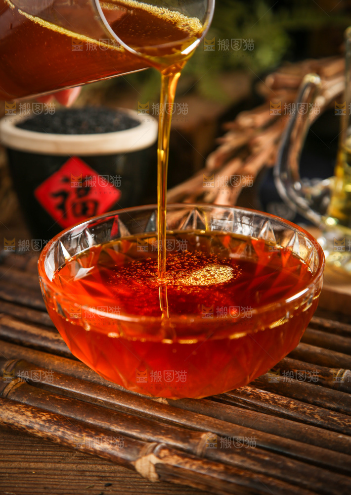 碟子里的料酒